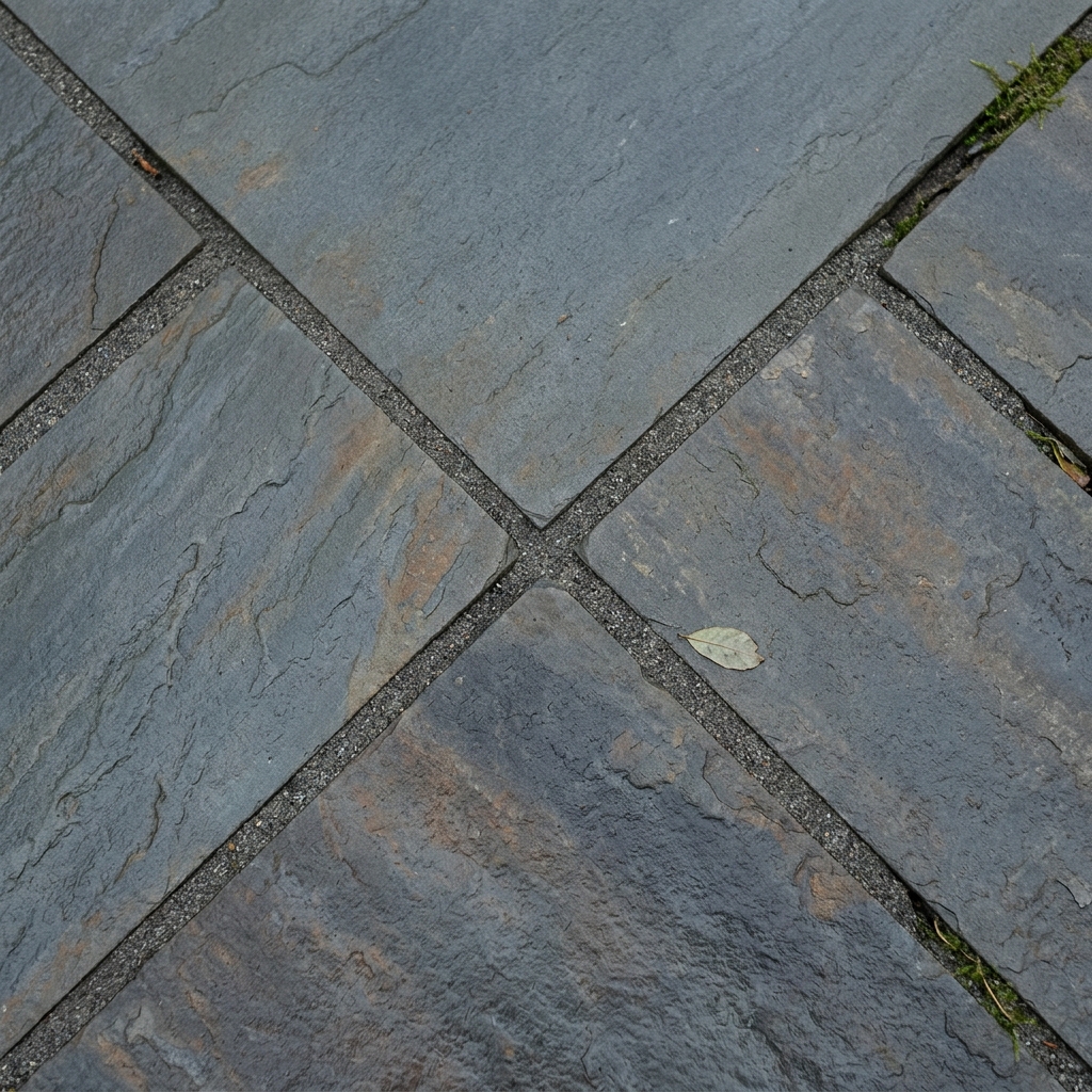 Strakke stadstuin met natuursteen terras — Detail natuursteen bestrating